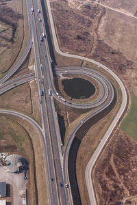 波兰公路波兰高速公路环形交叉路口的鸟瞰图照片
