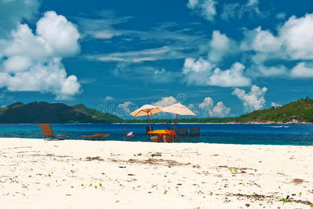 塞舌尔热带海滩和野餐桌