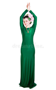穿着绿色晚礼服的漂亮年轻女人