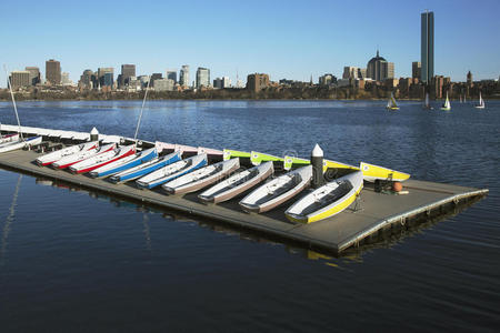 五颜六色的停靠帆船和波士顿天际线在冬季半冻查尔斯河，马萨诸塞州，美国