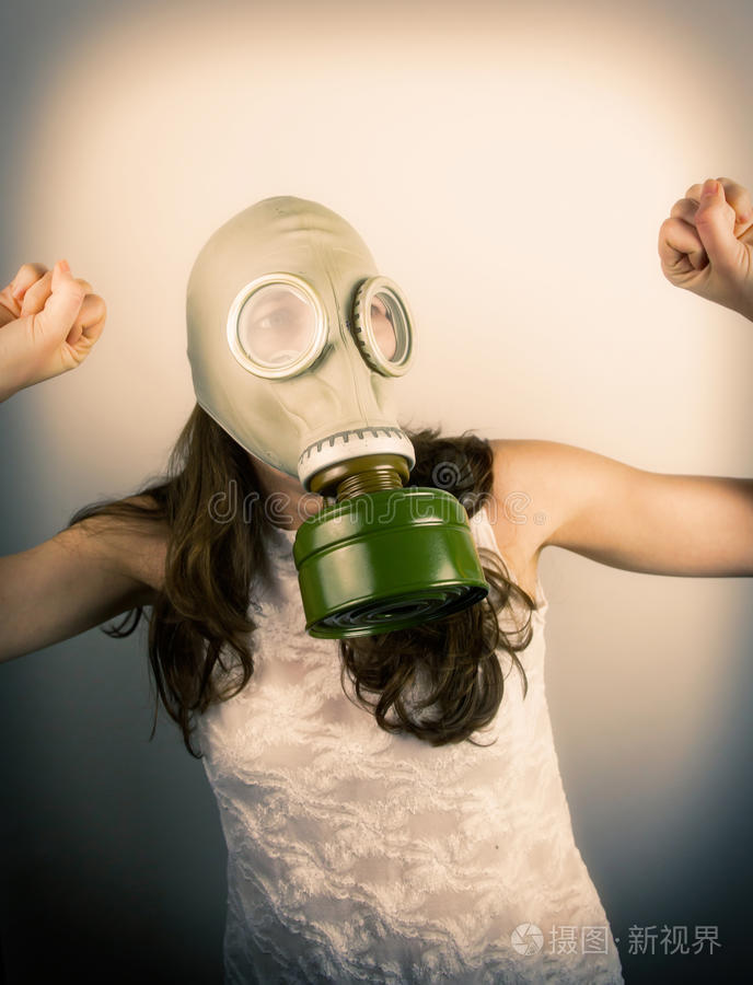 戴防毒面具的女人