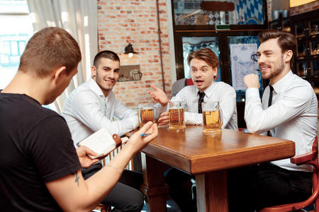 庆祝 乐趣 啤酒 商业 友谊 咖啡馆 商人 玻璃 酒吧 好的