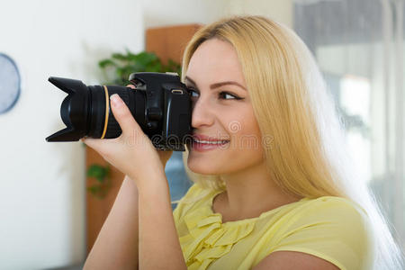 女摄影师测试新相机