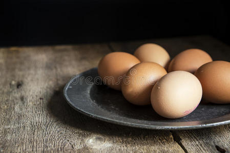 新鲜鸡蛋在佩特盘子在复古风格的自然莱蒂