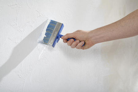 用油漆和石膏创建墙壁