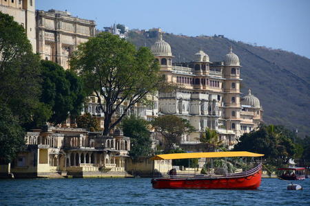 从皮科拉湖俯瞰城市宫殿建筑群。 乌达普尔。 拉贾斯坦邦。 印度