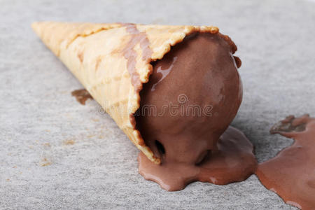 水果掉在地上巧克力冰淇淋锥掉在地上照片