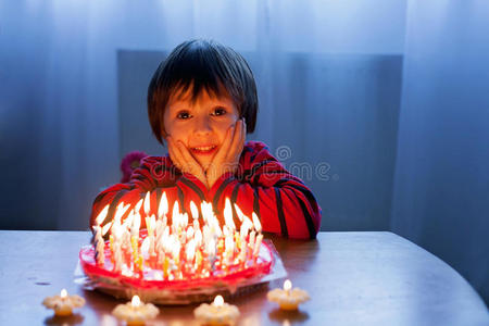 可爱的可爱男孩，在生日蛋糕上吹蜡烛