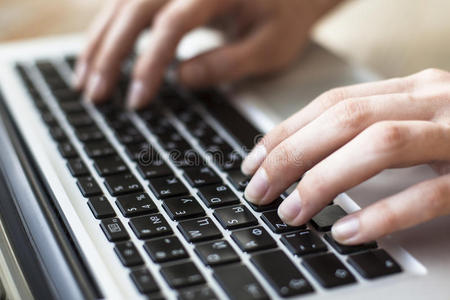 女性手在笔记本电脑或电脑键盘上打字的特写。 经理。