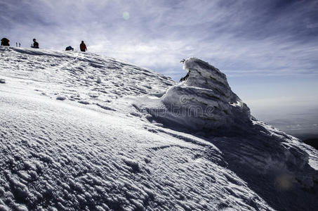 冬天下雪的高山