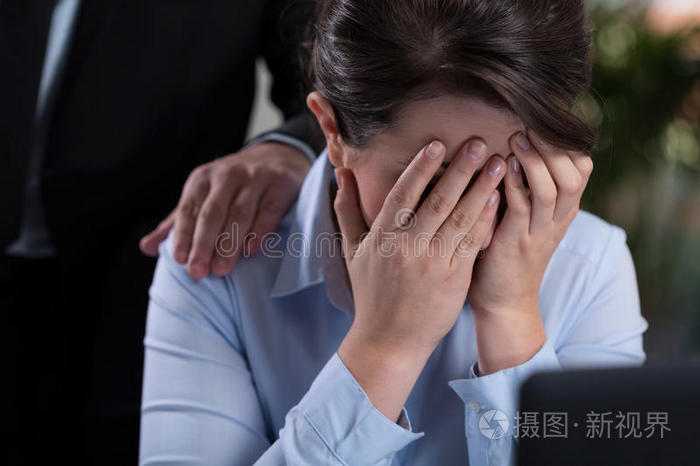 在办公室里哭的女人