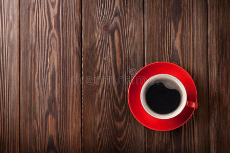 木制桌子背景上的咖啡杯