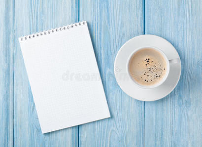 咖啡杯和空白记事本