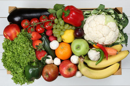 水果和蔬菜，如橘子，苹果在木箱杂货