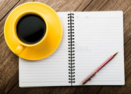 笔记本笔和一杯咖啡