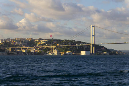 美丽的下午晚些时候在连接欧洲和亚洲的桥梁之一，伊斯坦布尔市