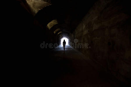 在黑暗隧道里的身影