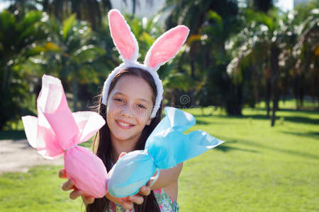 外部 篮子 女孩 小孩 复活节 巧克力 兔子 白种人 乐趣