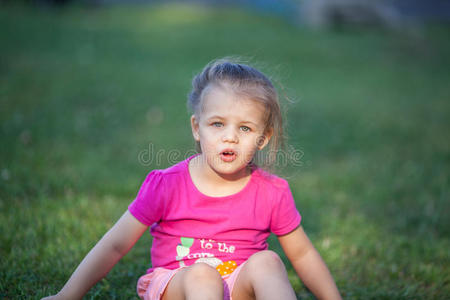 乐趣 女孩 肖像 家庭 宝贝 小孩 面对 领域 衬衫 三叶草