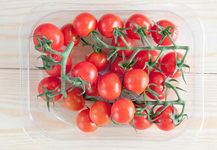 塑料容器里的樱桃西红柿