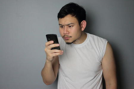 男人看手机图片