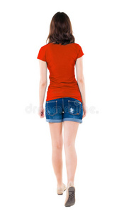 穿着短裤行走的女人的后视图。