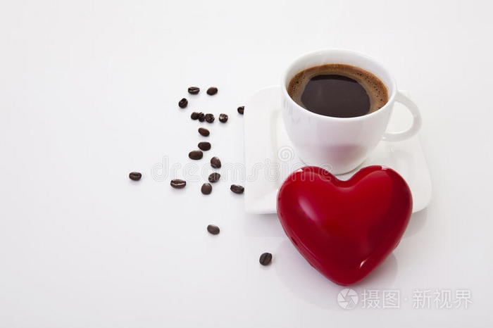 带心和咖啡豆的咖啡杯