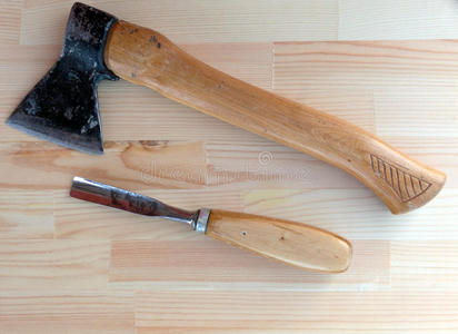 木匠工具斧头和凿子照片