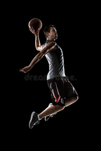 篮球运动员在动作中飞得很高