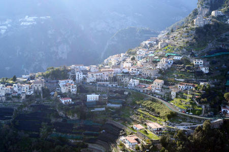 城市在一座小山上，从意大利南部的别墅Cimbrone俯瞰