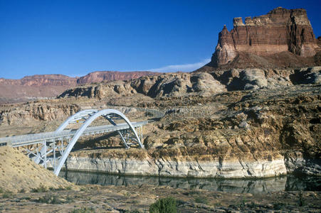 位于犹他州南部科罗拉多河上的桥梁