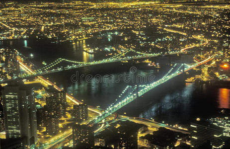 布鲁克林大桥和纽约市晚上，纽约