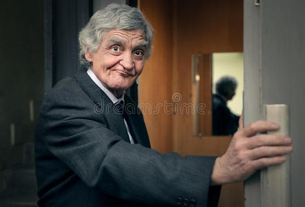 老人长辈开门照片