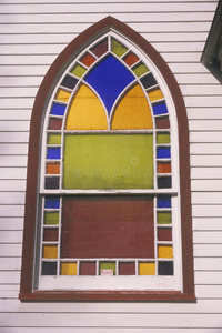 新英格兰教堂里的彩色玻璃窗
