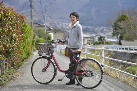 亚洲女人和自行车