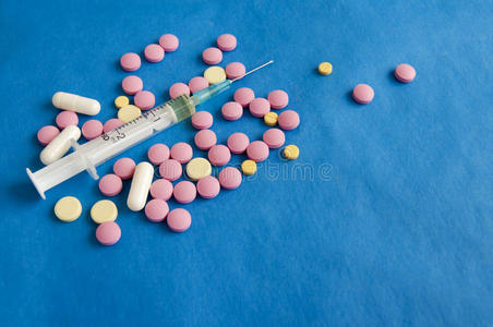 医生手持听诊器和胶囊喜怒哀乐药瓶白色药片假兽药家畜宠物动物不药物