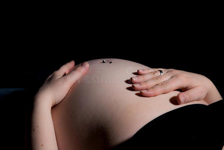 婴儿肚子和母亲的手