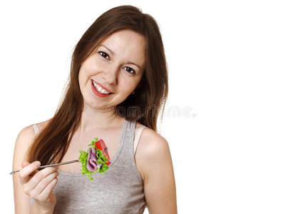快乐的年轻女人在吃沙拉。