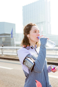 补水 电话 智能手机 慢跑 运动 运动员 饮酒 瓶子 女人