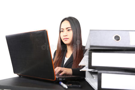 商务女性在笔记本电脑上在线工作