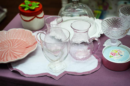 玻璃和瓷器餐具在桌子上
