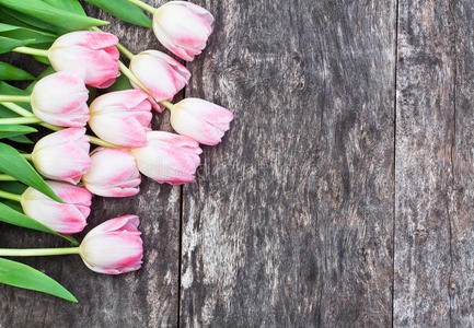 美丽的 木材 床单 桌子 特写镜头 植物 郁金香 开花 花束