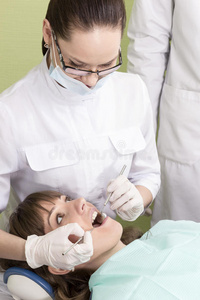 女牙医和女病人