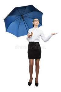 商人女人拿着雨伞。 孤立的