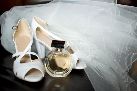 新娘的面纱，上面有鞋子和羊皮纸