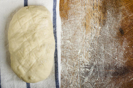 烤面包。 用面粉在木桌上的面团，复制空间