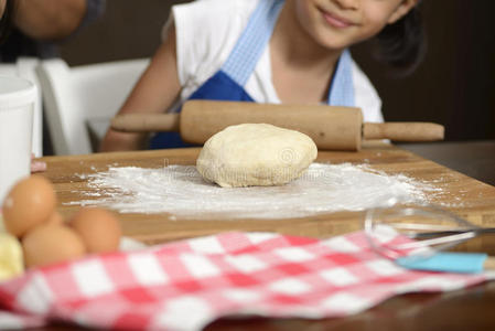 手指 女人 馅饼 桌子 大头针 厨房 小孩 揉捏 烹饪 面包