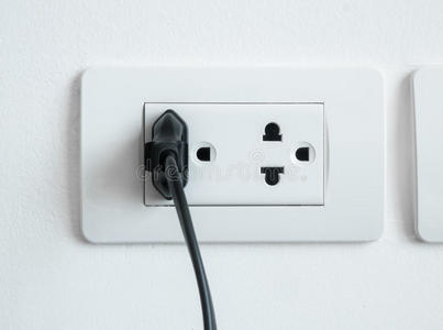 电子电源插头插入墙壁插座