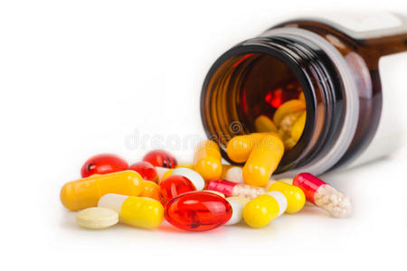 彩色的口服药物在白色背景上。