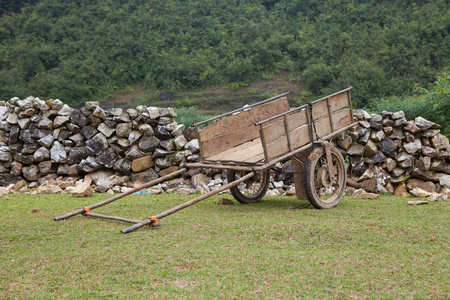 在性质上的老木头车照片